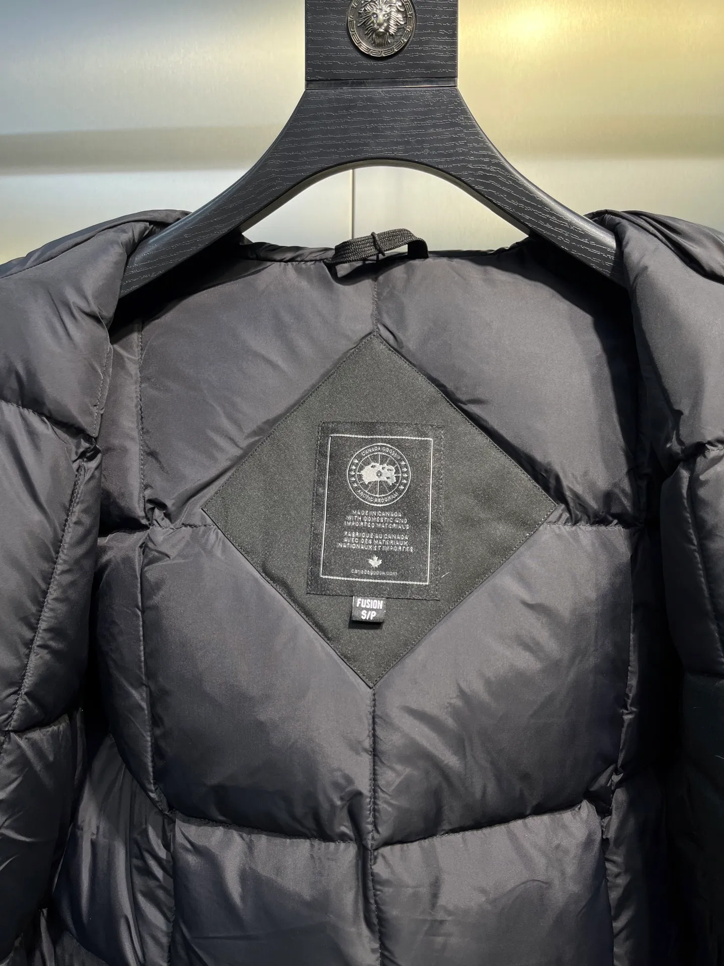 P840 𝘾𝘼𝙉𝘼𝘿𝘼 𝙂𝙊𝙊𝙎𝙀Big Goose 13# The design of Big Goose 13 is simple and elegant, a little longer than the 08 model, more suitable for men and suitable for business people. This down jacket is popular for its simple design, which is not only practical but also has a certain sense of fashion. In terms of applicability, the Daye 13 model provides good thermal insulation performance. Its thermal insulation coefficient is level 5, which can provide enough warmth and is suitable for wearing in cold environments. In addition, the Daye 13 model also has a high cost performance. Compared with other models, it provides a better balance between price and performance, making it more competitive in the market.  size：xs-xxl